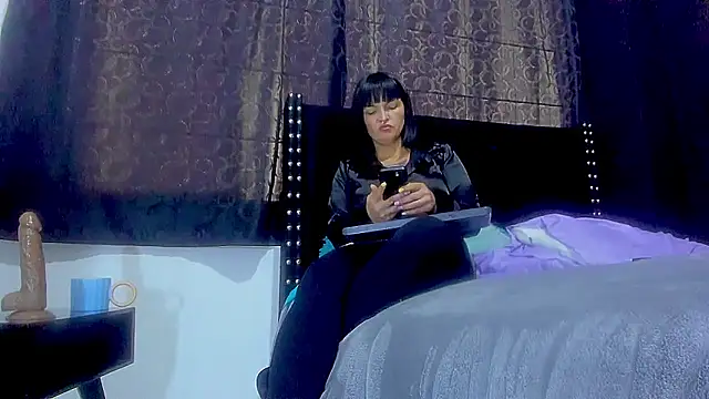 amareto queen online show from September 30, 8:25 pm