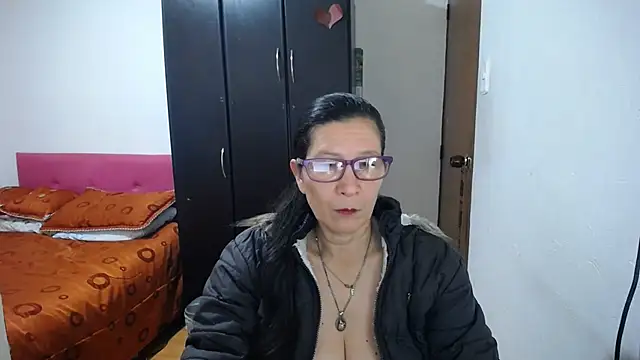 Snapshot of latin49 chatting on July 1, 5:09 am latin49 online show from July 1, 5:09 am