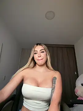 Snapshot of mi_suk11 chatting on May 15, 11:45 pm mi suk11 online show from May 15, 11:45 pm