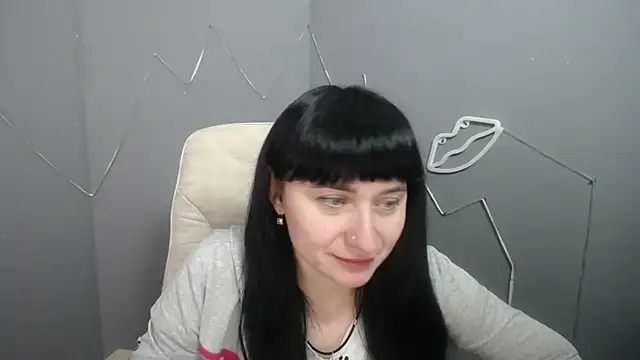 NinaFlawlees online show from April 10, 12:10 pm