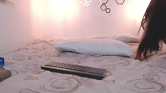 adriscute online show from March 17, 8:18 am