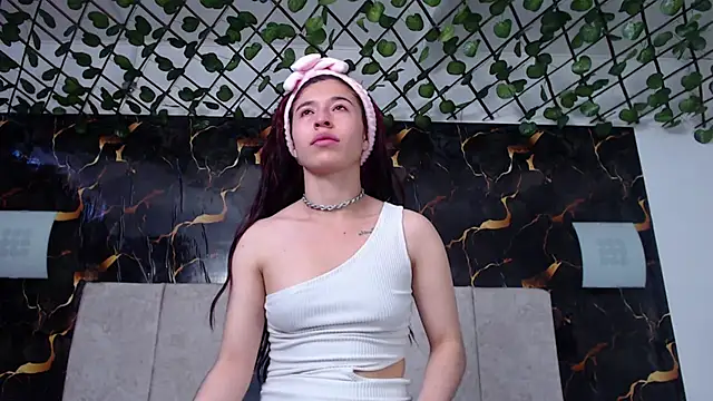 adriscute online show from April 8, 7:03 pm