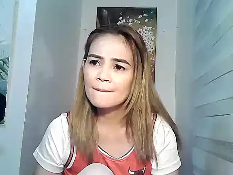 Snapshot of Kisses-13 chatting on February 2, 2:02 pm Kisses-13 online show from February 2, 2:02 pm