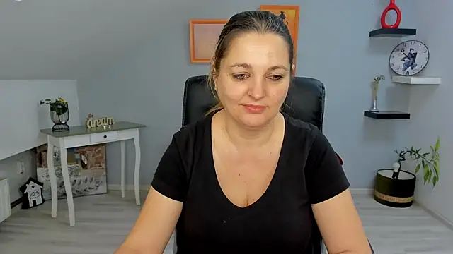 LollaGirl online show from January 29, 4:15 am