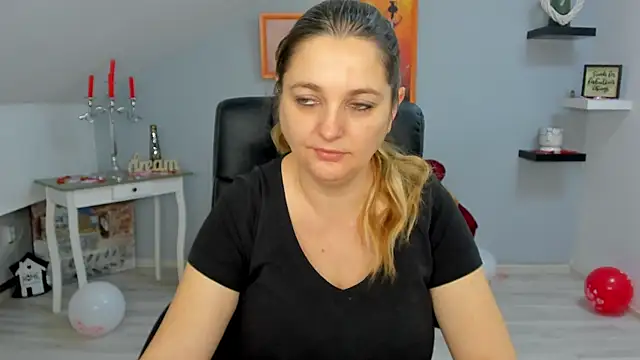 LollaGirl online show from February 19, 4:23 am