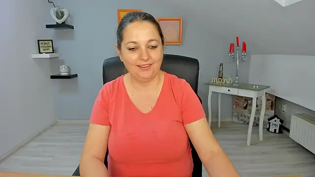 LollaGirl online show from March 11, 4:10 am