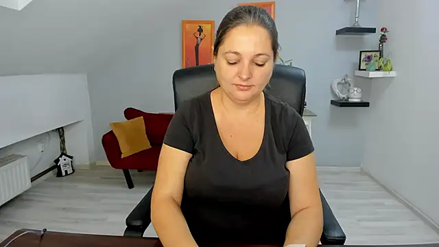 LollaGirl online show from October 8, 3:15 am