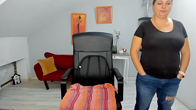 LollaGirl online show from October 9, 3:37 am