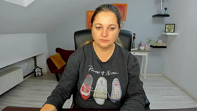 LollaGirl online show from November 6, 4:24 am