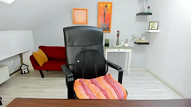 Snapshot of LollaGirl chatting on December 16, 4:28 am LollaGirl online show from December 16, 4:28 am