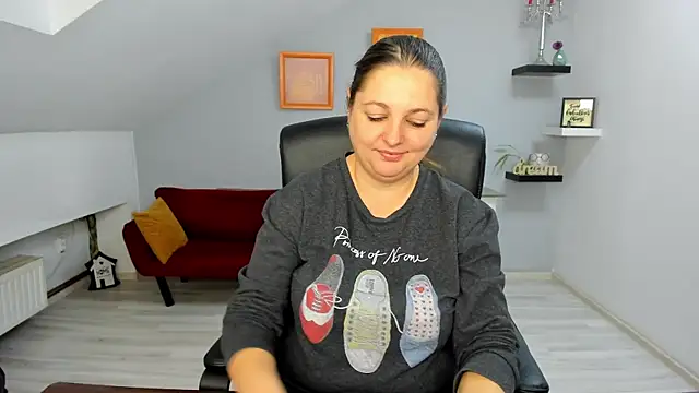 Snapshot of LollaGirl chatting on December 18, 4:29 am LollaGirl online show from December 18, 4:29 am