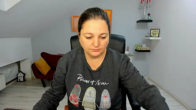 Snapshot of LollaGirl chatting on January 13, 4:18 am LollaGirl online show from January 13, 4:18 am