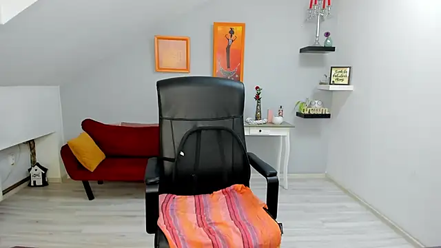 Snapshot of LollaGirl chatting on January 16, 4:27 am LollaGirl online show from January 16, 4:27 am