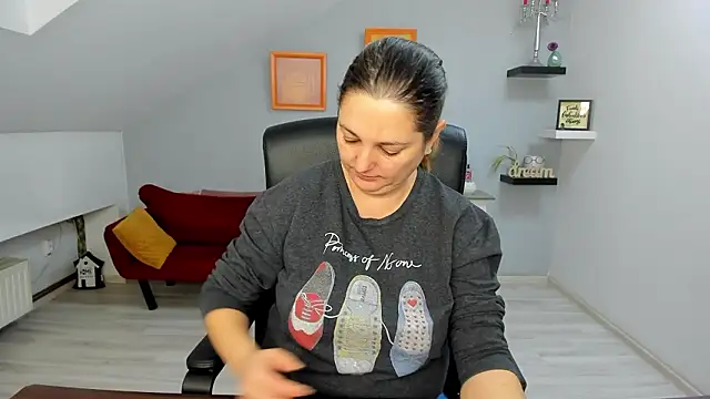 Snapshot of LollaGirl chatting on February 3, 4:10 am LollaGirl online show from February 3, 4:10 am