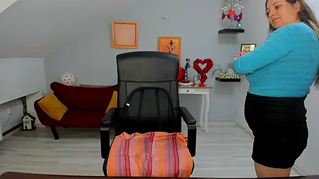 Snapshot of LollaGirl chatting on February 11, 4:28 am LollaGirl online show from February 11, 4:28 am