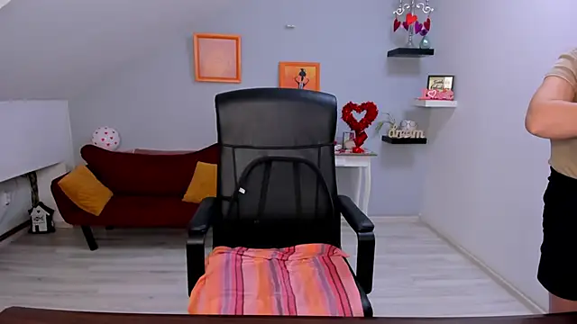 Snapshot of LollaGirl chatting on February 12, 4:29 am LollaGirl online show from February 12, 4:29 am