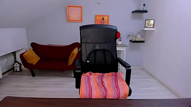 Snapshot of LollaGirl chatting on February 18, 4:19 am LollaGirl online show from February 18, 4:19 am