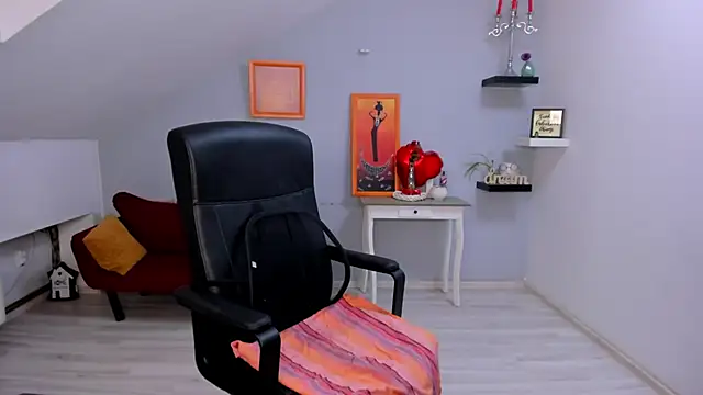 Snapshot of LollaGirl chatting on February 19, 4:19 am LollaGirl online show from February 19, 4:19 am