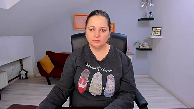 Snapshot of LollaGirl chatting on February 27, 4:12 am LollaGirl online show from February 27, 4:12 am