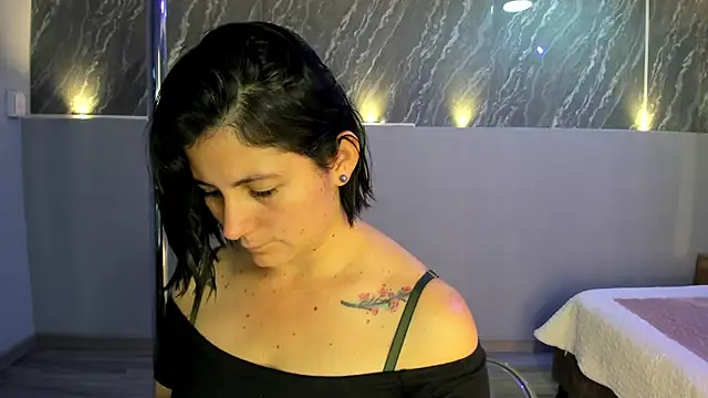 Snapshot of SarahDeyvis chatting on February 6, 2:04 pm SarahDeyvis online show from February 6, 2:04 pm