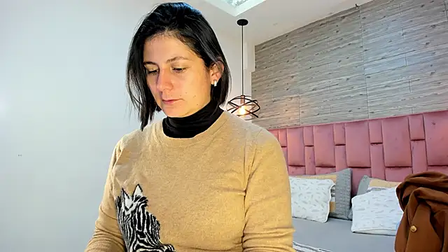 Snapshot of SarahDeyvis chatting on February 17, 2:04 pm SarahDeyvis online show from February 17, 2:04 pm