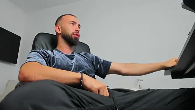 Snapshot of MichaelMasterss chatting on December 12, 8:47 am MichaelMasterss online show from December 12, 8:47 am