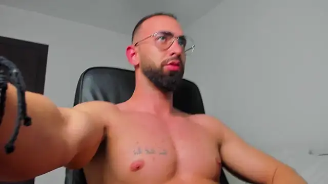 Snapshot of MichaelMasterss chatting on December 13, 12:09 am MichaelMasterss online show from December 13, 12:09 am