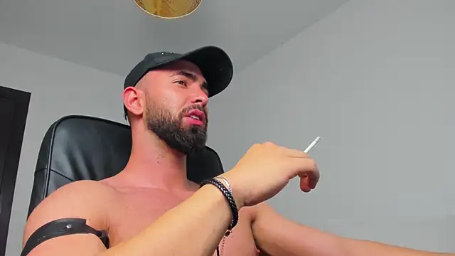 Snapshot of MichaelMasterss chatting on December 17, 12:34 am MichaelMasterss online show from December 17, 12:34 am