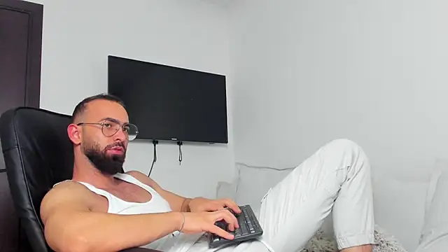 Snapshot of MichaelMasterss chatting on December 24, 1:27 am MichaelMasterss online show from December 24, 1:27 am