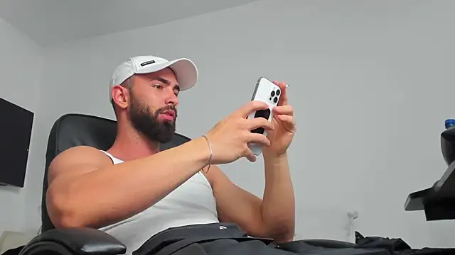 Snapshot of MichaelMasterss chatting on December 30, 8:47 pm MichaelMasterss online show from December 30, 8:47 pm