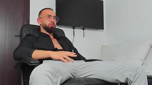 Snapshot of MichaelMasterss chatting on January 8, 9:55 pm MichaelMasterss online show from January 8, 9:55 pm