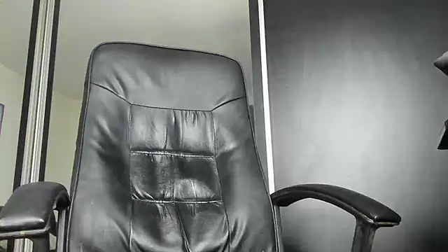 Snapshot of MichaelMasterss chatting on January 13, 11:27 pm MichaelMasterss online show from January 13, 11:27 pm