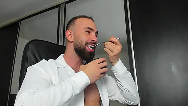 Snapshot of MichaelMasterss chatting on March 20, 9:35 pm MichaelMasterss online show from March 20, 9:35 pm