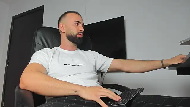 Snapshot of MichaelMasterss chatting on September 30, 8:14 pm MichaelMasterss online show from September 30, 8:14 pm