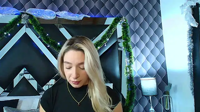Snapshot of victoriaa_lee_ chatting on December 4, 7:34 pm victoriaa lee online show from December 4, 7:34 pm