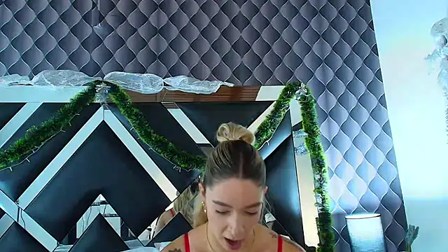Snapshot of victoriaa_lee_ chatting on December 13, 7:32 pm victoriaa lee online show from December 13, 7:32 pm