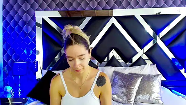 Snapshot of victoriaa_lee_ chatting on March 17, 7:48 pm victoriaa lee online show from March 17, 7:48 pm