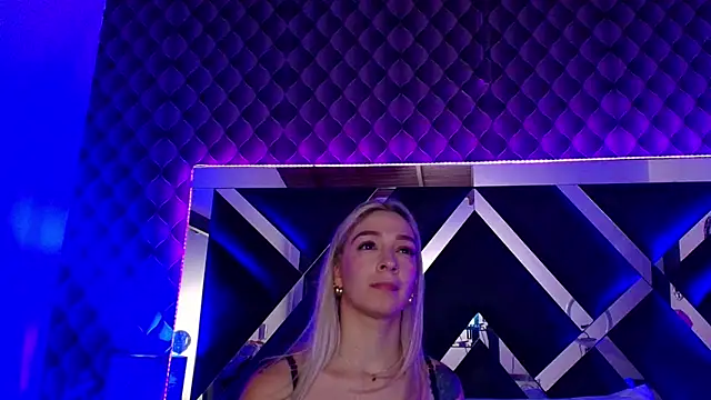 Snapshot of victoriaa_lee_ chatting on October 4, 7:34 pm victoriaa lee online show from October 4, 7:34 pm