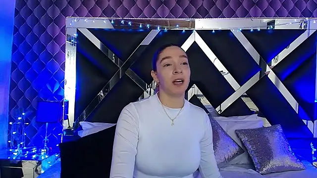 victoriaa lee  online show from February 2, 7:01 pm