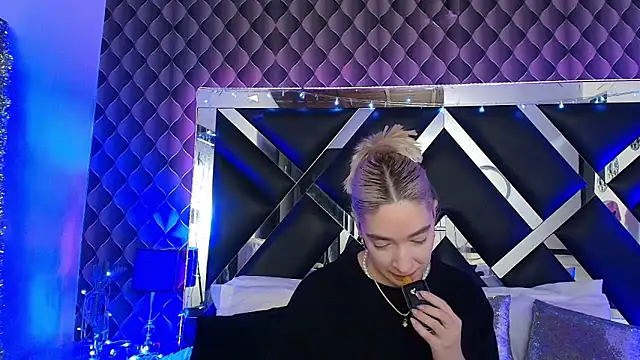 victoriaa lee  online show from March 2, 7:43 pm