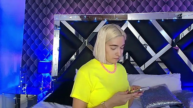 victoriaa lee  online show from July 7, 6:56 pm
