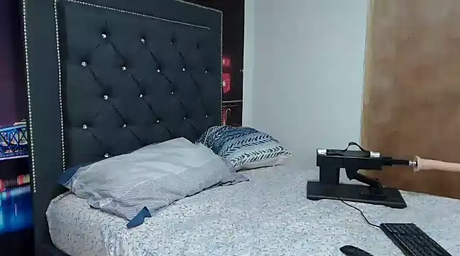 Snapshot of Sara_castillo1 chatting on March 6, 2:41 am Sara castillo1 online show from March 6, 2:41 am