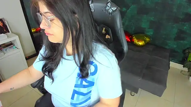 Snapshot of BellaFlaming chatting on December 26, 10:26 am BellaFlaming online show from December 26, 10:26 am