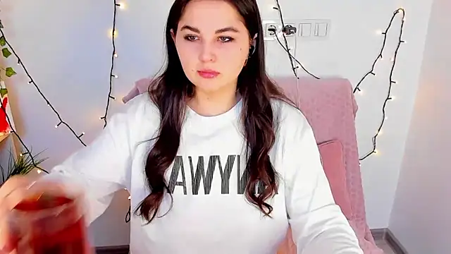 Snapshot of Talla_a chatting on February 13, 7:24 am Talla a online show from February 13, 7:24 am