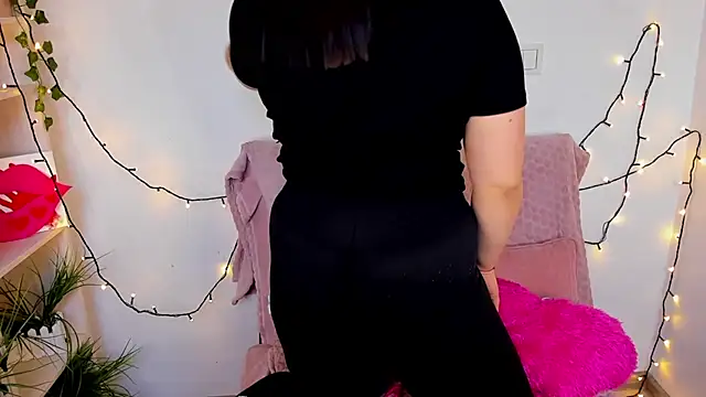 Snapshot of Talla_a chatting on February 18, 7:32 am Talla a online show from February 18, 7:32 am