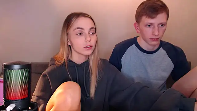 Snapshot of juliaanddima chatting on December 3, 9:35 pm juliaanddima online show from December 3, 9:35 pm