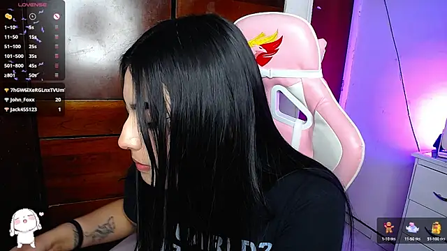 Snapshot of eva_six chatting on December 4, 11:35 pm eva six online show from December 4, 11:35 pm