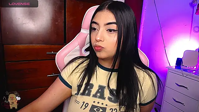 Snapshot of eva_six chatting on December 30, 11:06 pm eva six online show from December 30, 11:06 pm