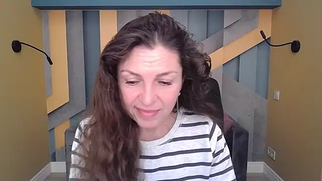 Snapshot of EllaLong chatting on October 31, 12:28 pm EllaLong online show from October 31, 12:28 pm