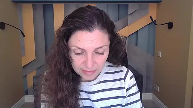 Snapshot of EllaLong chatting on November 5, 12:27 pm EllaLong online show from November 5, 12:27 pm